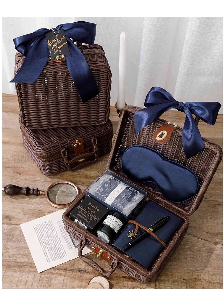 ARNOTEC طقم هدايا فاخر للرجال — سلة ريترو من الخيزران مع دفتر أزرق، قلم عتيق، صابون مصنوع يدويًا من تايلاند، شمع عطرية، منشفة وقناع عين من الساتان — هدية أنيقة لحفلات الزفاف، أعياد الميلاد، والمناسبات التجارية - Image 5