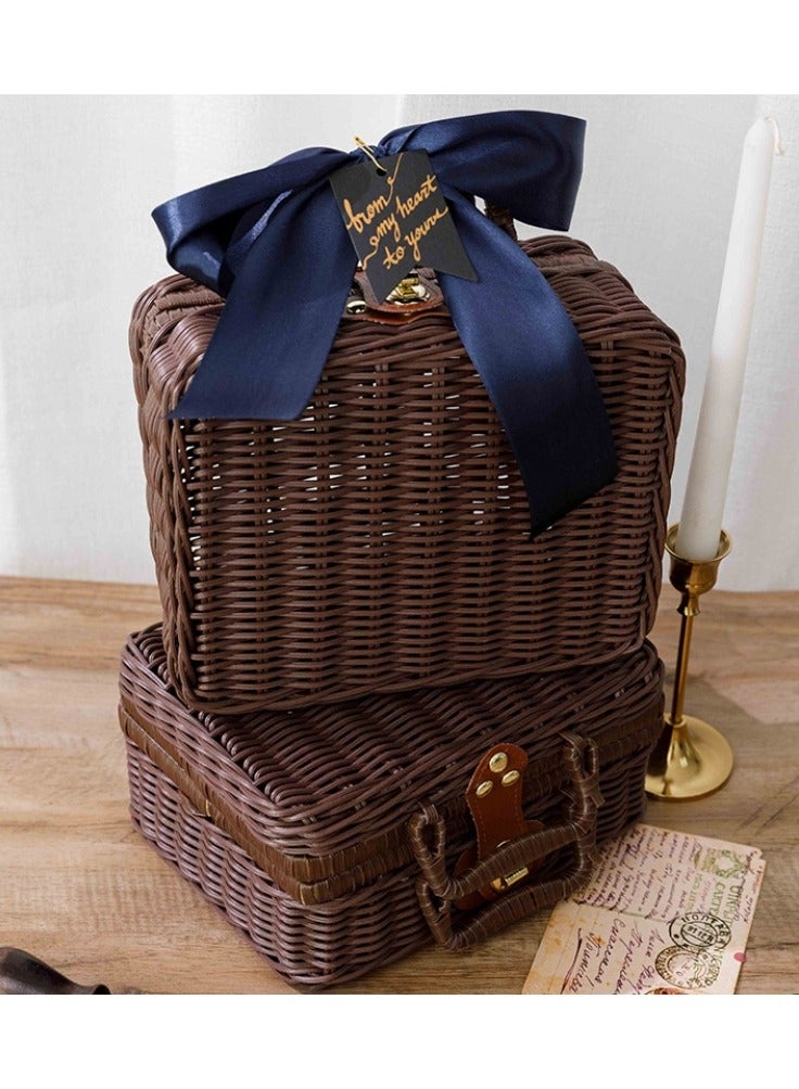 ARNOTEC طقم هدايا فاخر للرجال — سلة ريترو من الخيزران مع دفتر أزرق، قلم عتيق، صابون مصنوع يدويًا من تايلاند، شمع عطرية، منشفة وقناع عين من الساتان — هدية أنيقة لحفلات الزفاف، أعياد الميلاد، والمناسبات التجارية - Image 4
