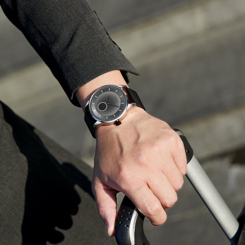 TRNDA STAINLESS STEEL MENS WATCH - ELEGANT GRADIENT DIAL & BLACK MESH BAND - Image 2