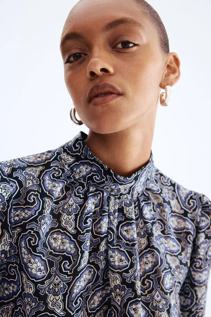 اتش اند ام بلوزة بقبة عالية