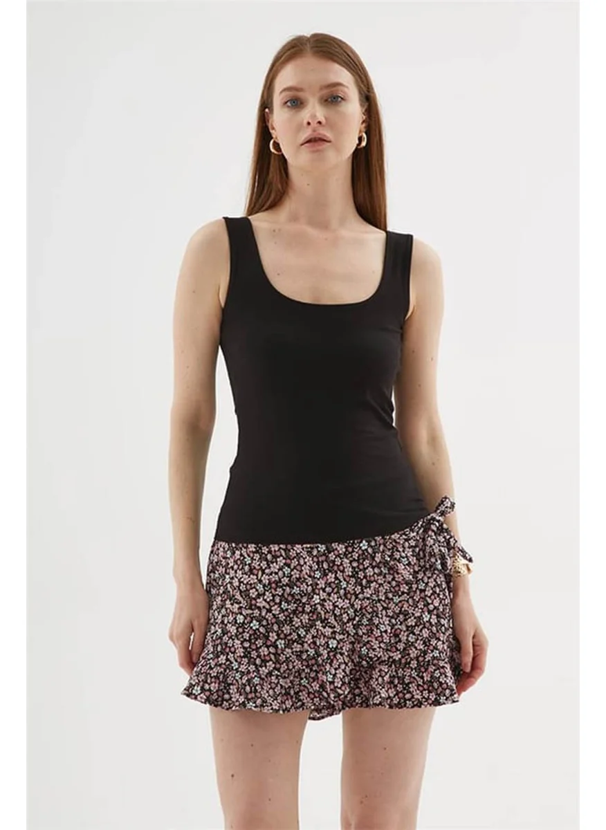 Fashion Friends Square Neck Black Women's Sleeveless T-Shirt 25Y0266K1