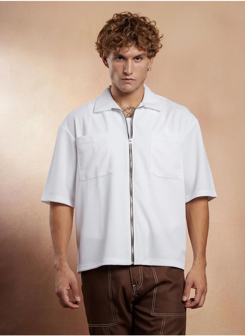 كامبوس سوترا Campus Sutra Men's Chalk White Waffle-Utility Oversized Shirt For Casual Wear | Spread Collar | Short Regular Sleeves | Zipper Closure | Oversized Shirt Crafted With Comfort Fit For Everyday Wear