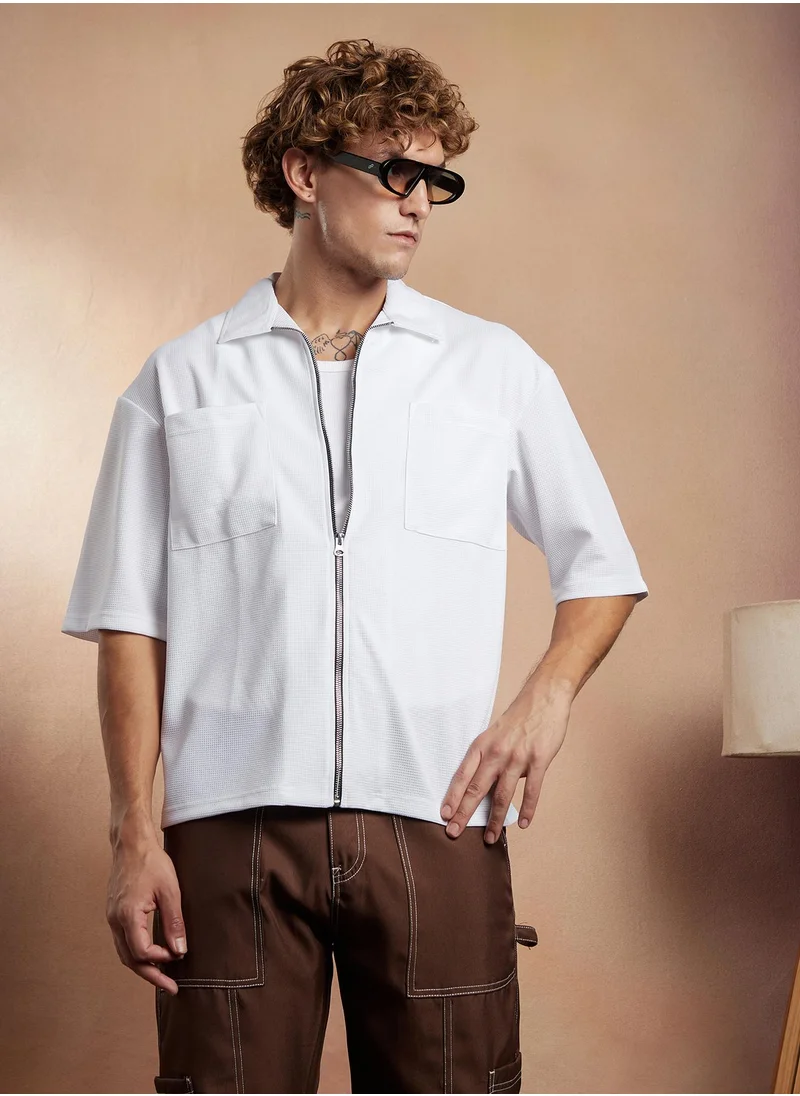 كامبوس سوترا Campus Sutra Men's Chalk White Waffle-Utility Oversized Shirt For Casual Wear | Spread Collar | Short Regular Sleeves | Zipper Closure | Oversized Shirt Crafted With Comfort Fit For Everyday Wear