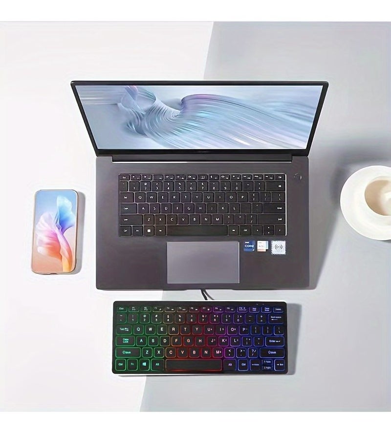 لوحة مفاتيح سلكية بإضاءة خلفية خطية RGB مع لوحة أرقام للاستخدام الجامعي مع أجهزة الكمبيوتر المحمولة والمكتبية المنزلية والمكتبية، باللون الأسود، بتصميم المفاتيح الأمريكية. - Image 2