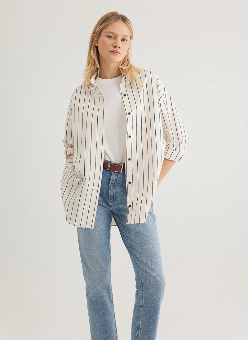 مافي قميص أبيض مخطط