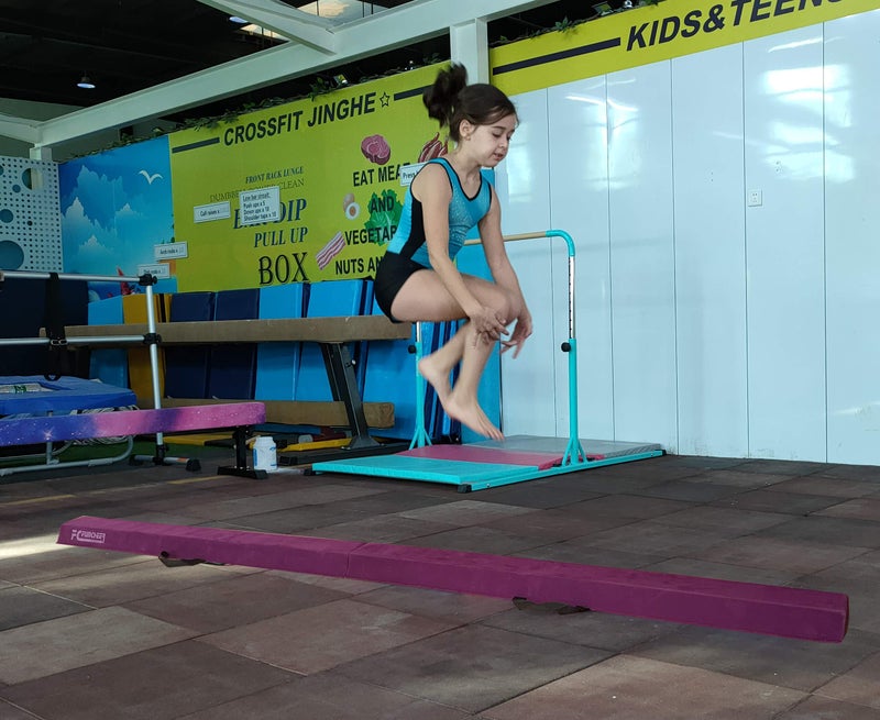 FC FUNCHEER عارضة توازن قابلة للطي بطول 6 أقدام / 9 أقدام للأطفال من عمر 3-15 - عارضة جمباز قابلة للطي، مضادة للانزلاق، حقيبة حمل، مغطاة بجلد صناعي، رغوة EVA، معدات جمباز لتدريب الأطفال في المنزل، المدرسة، مركز الجمباز - Image 4