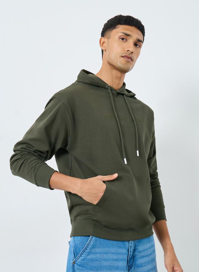 ستايلي هودي بقصة مريحة وتفاصيل مُطرّزة - Image 3