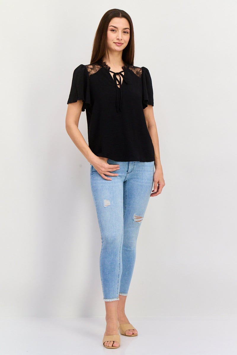 VERO MODA بلوزة قصيرة الأكمام ذات رباط عنق للنساء، سوداء - Image 2