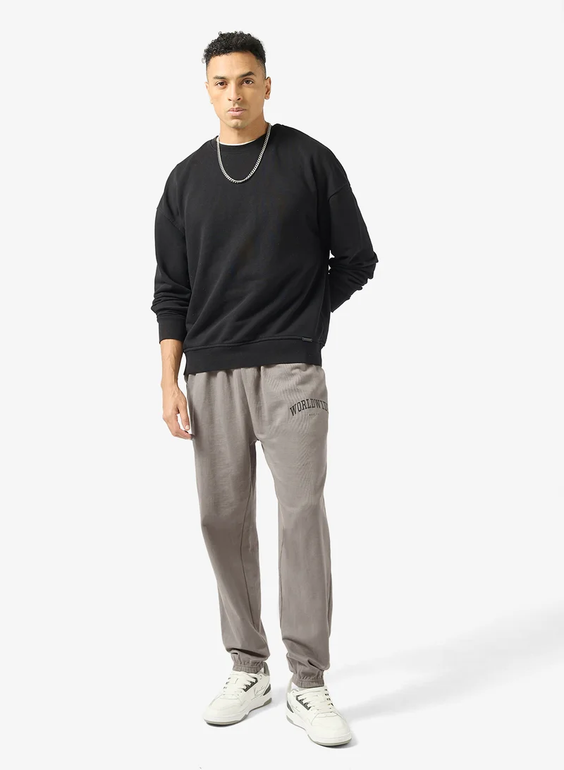 سفنتي فايف بنطلون رياضي واسع بطبعة نصية