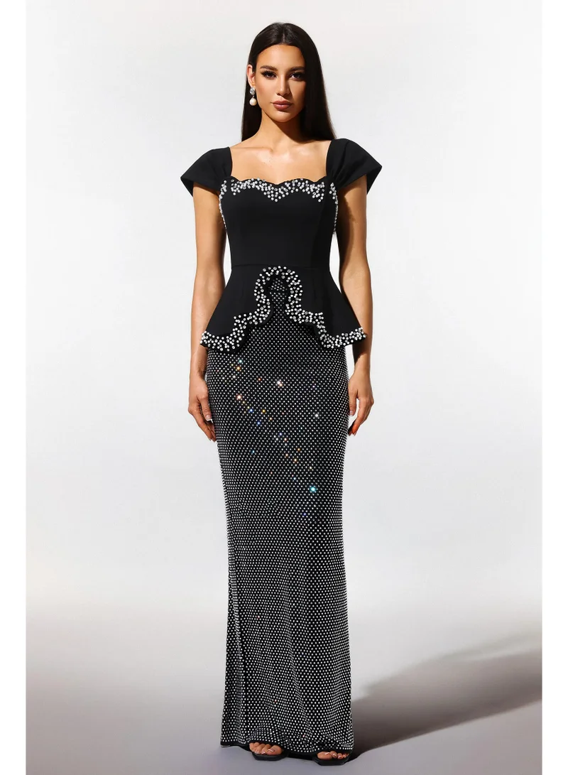 بيلا بارنيت فستان فيرسيا ماكسي مكشوف الكتفين مزين بالألماس