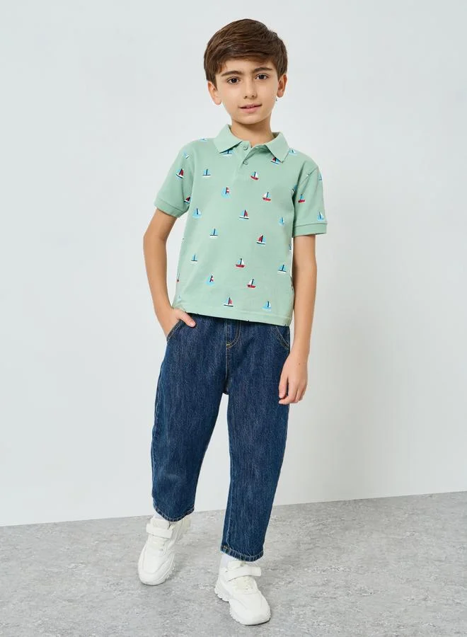 ستايلي تيشيرت بياقة بولو وطبعة جرافيك