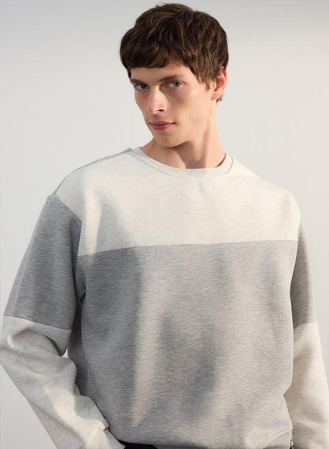 trendyol Grey Melange Oversize/Wide Cut Color Block Fleece Inside Basic Sweatshirt - Image 3