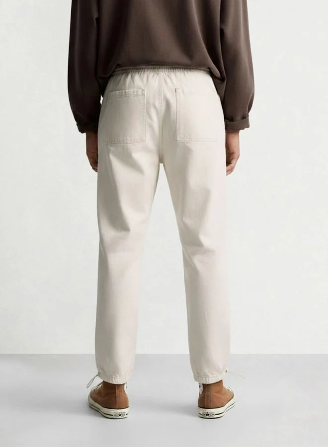 ذا انديان كراج كو Men Relaxed Fit Solid Patch Pocket Mid-Rise Jeans
