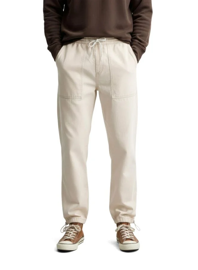 ذا انديان كراج كو Men Relaxed Fit Solid Patch Pocket Mid-Rise Jeans