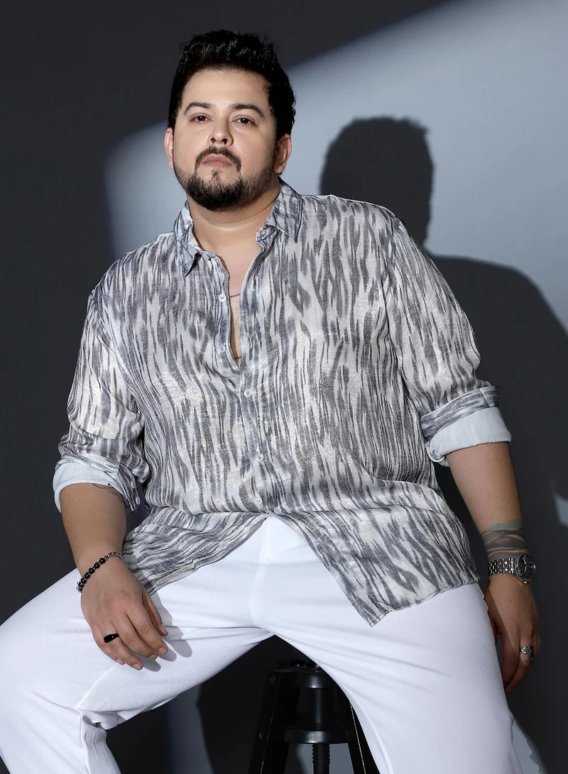 انستافاب بلس Instafab Plus Men Contrast-Brush Imprint Shirt | Spread Collar , Long Cuffed Sleeves | Button Closure , Curved Hem | Abstract Print Woven Fabric For Street & Casual Wear | Charcoal Grey