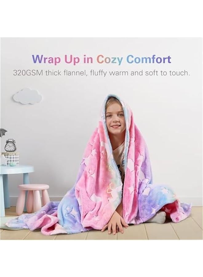 بطانية تتلألأ في الظلام، بطانية ناعمة للأطفال للأولاد والبنات، بطانية فضاء متلألئة مع سفن فضائية وصواريخ، هدايا للفتيات والصبيان والمراهقين، 50 × 60، باللون الأزرق - Image 2