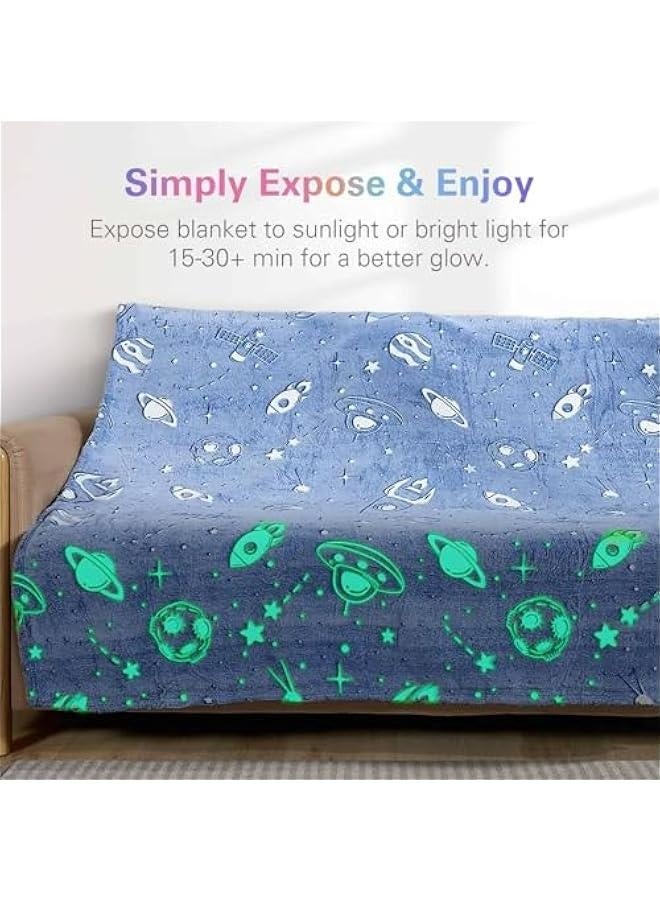 بطانية تتلألأ في الظلام، بطانية ناعمة للأطفال للأولاد والبنات، بطانية فضاء متلألئة مع سفن فضائية وصواريخ، هدايا للفتيات والصبيان والمراهقين، 50 × 60، باللون الأزرق - Image 4