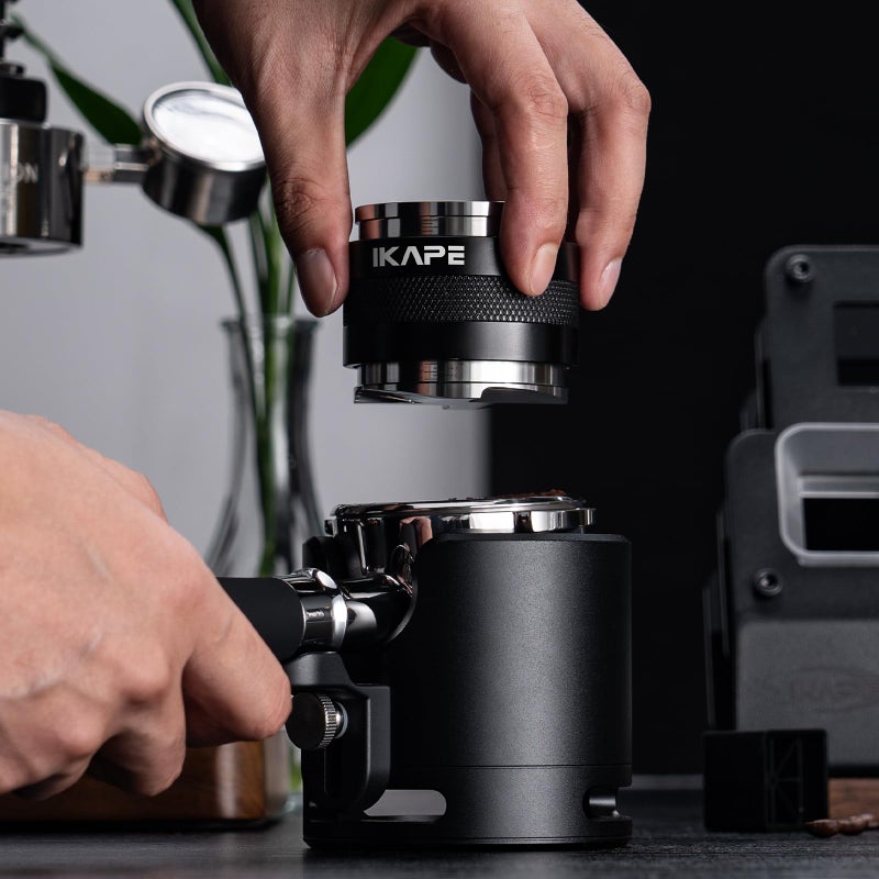 IKAPE طقم أدوات الإسبريسو الأسود IKAPE 51MM 8 في 1، مكبس قهوة، موزع، قمع مغناطيسي، شاشة باك، محطة مكبس، أداة توزيع التحريك، منشفة تنظيف وفرشاة - Image 4