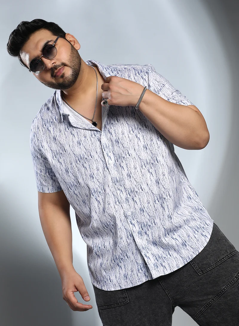 انستافاب بلس قميص رجالي مقاس كبير بنسيج ضبابي أبيض طباشيري وأزرق نيلي للملابس الكاجوال بياقة واسعة وأكمام قصيرة عادية وإغلاق بأزرار وتصميم مريح للارتداء اليومي