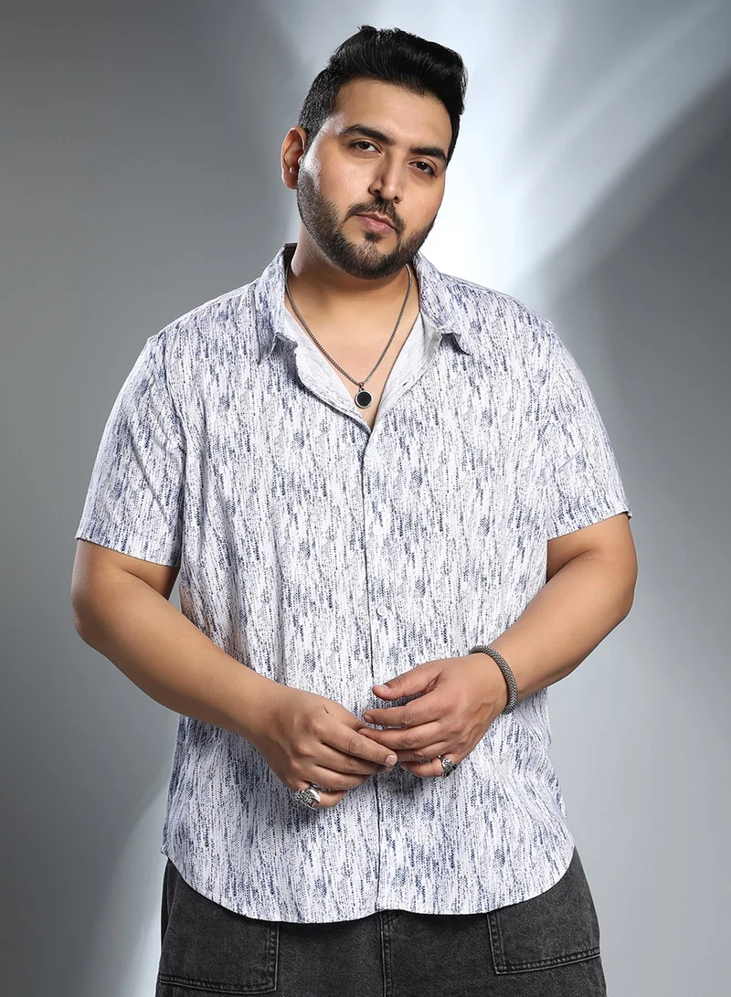 انستافاب بلس قميص رجالي مقاس كبير بنسيج ضبابي أبيض طباشيري وأزرق نيلي للملابس الكاجوال بياقة واسعة وأكمام قصيرة عادية وإغلاق بأزرار وتصميم مريح للارتداء اليومي