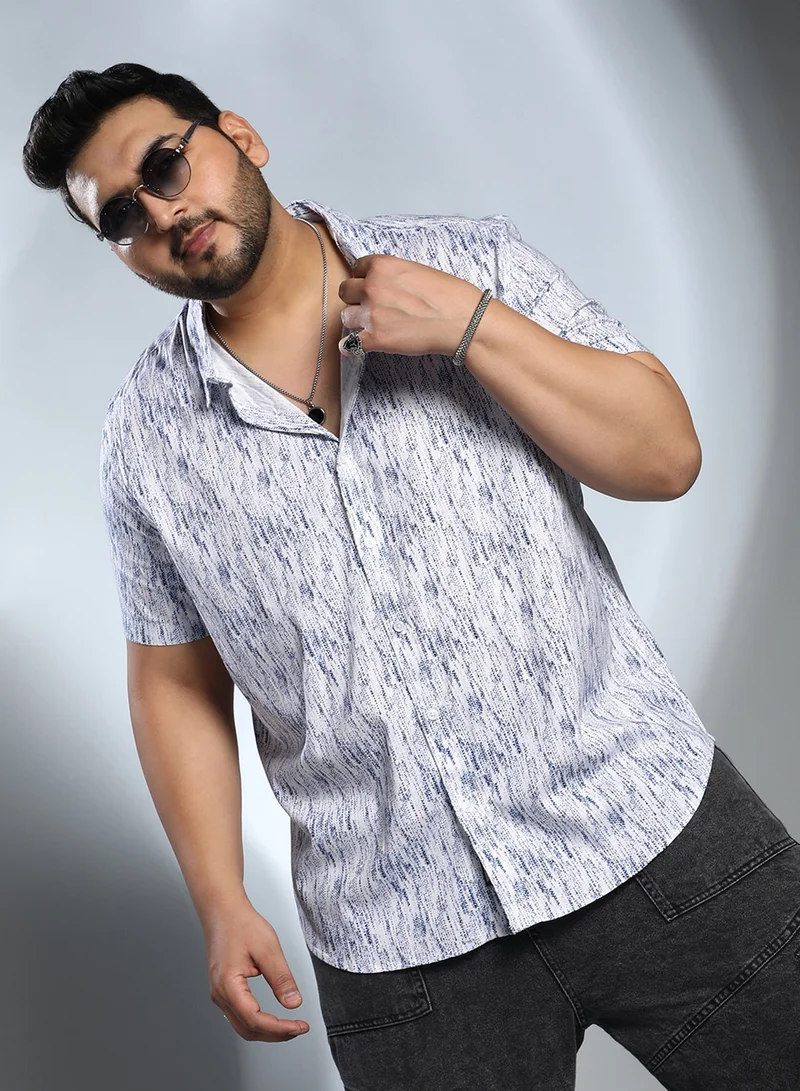 انستافاب بلس قميص رجالي مقاس كبير بنسيج ضبابي أبيض طباشيري وأزرق نيلي للملابس الكاجوال بياقة واسعة وأكمام قصيرة عادية وإغلاق بأزرار وتصميم مريح للارتداء اليومي