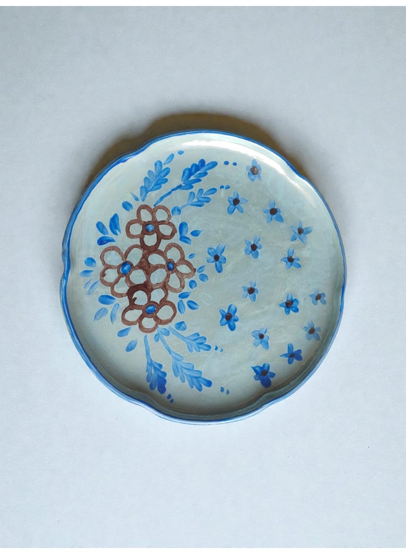 A hand-painted ceramic and porcelain plate, suitable for decoration and serving food. Microwave, dishwasher, and oven safe. Lightweight and scratch-resistant. 20 cm