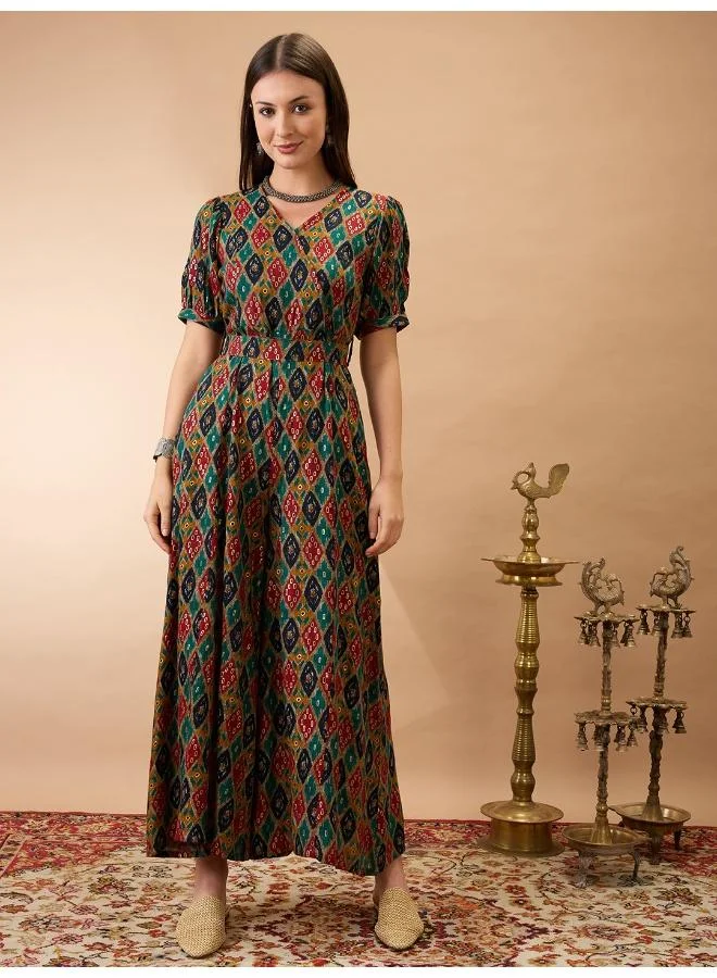 جلو باص جمبسوت نسائي واسع الأرجل بياقة على شكل حرف  وأكمام منفوخة بنقوش عرقية مع حزام