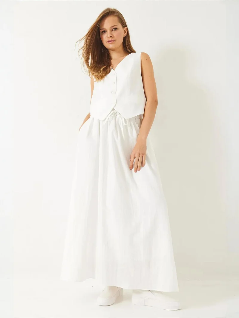 بيانكو لوتشي LUCCI V-Neck Vest and Maxi Skirt Two-Piece Coord Set