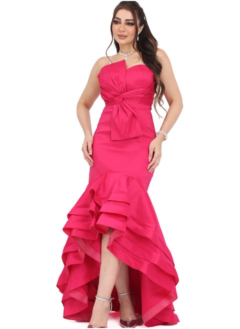 An evening dress with a unique Roman design. The dress features a luxurious top cut, which adds a touch of elegance and luxury. The dress also adds charm and femininity to your look.