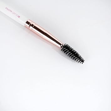 Brushworks فرشاة براش وركس للعيون باللون الأبيض والذهبي - Image 3