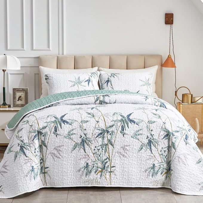 BOTANICAL QUILT SET 3 PIECES KING SIZE GREEN LEAVES PRINTED ON WHITE REVERSIBLE BEDSPREAD COVERLET SET SOFT MICROFIBER LIGHTWEIGHT BED COVER FOR ALL SEASON 102 X 90 1 QUILT 2 PILLOW SHAMS