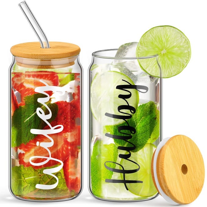 2 PCS HUBBY AND WIFEY DRINKING GLASSES 16 OZ BEER CUP WITH BAMBOO LIDS AND GLASS STRAWS BRIDAL SHOWER GIFT CAN SHAPED ICED COFFEE CUP GLASS TUMBLER ENGAGEMENT GIFTS FOR WOMEN DRINKING JARS