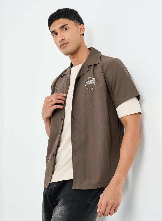 ستايلي قميص بياقة منتجع بقصة مريحة وتفاصيل مطبوعة