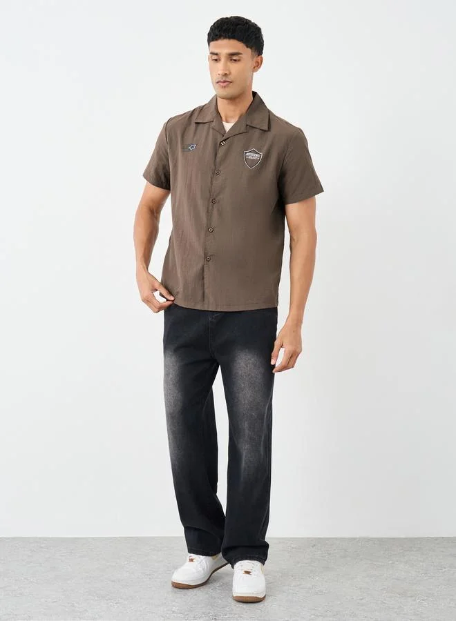 ستايلي قميص بياقة منتجع بقصة مريحة وتفاصيل مطبوعة