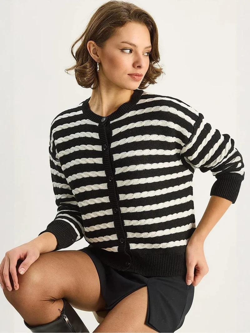 بيانكو لوتشي كارديجان محبوك بتصميم ضفيرة من لوتشي مع أزرار