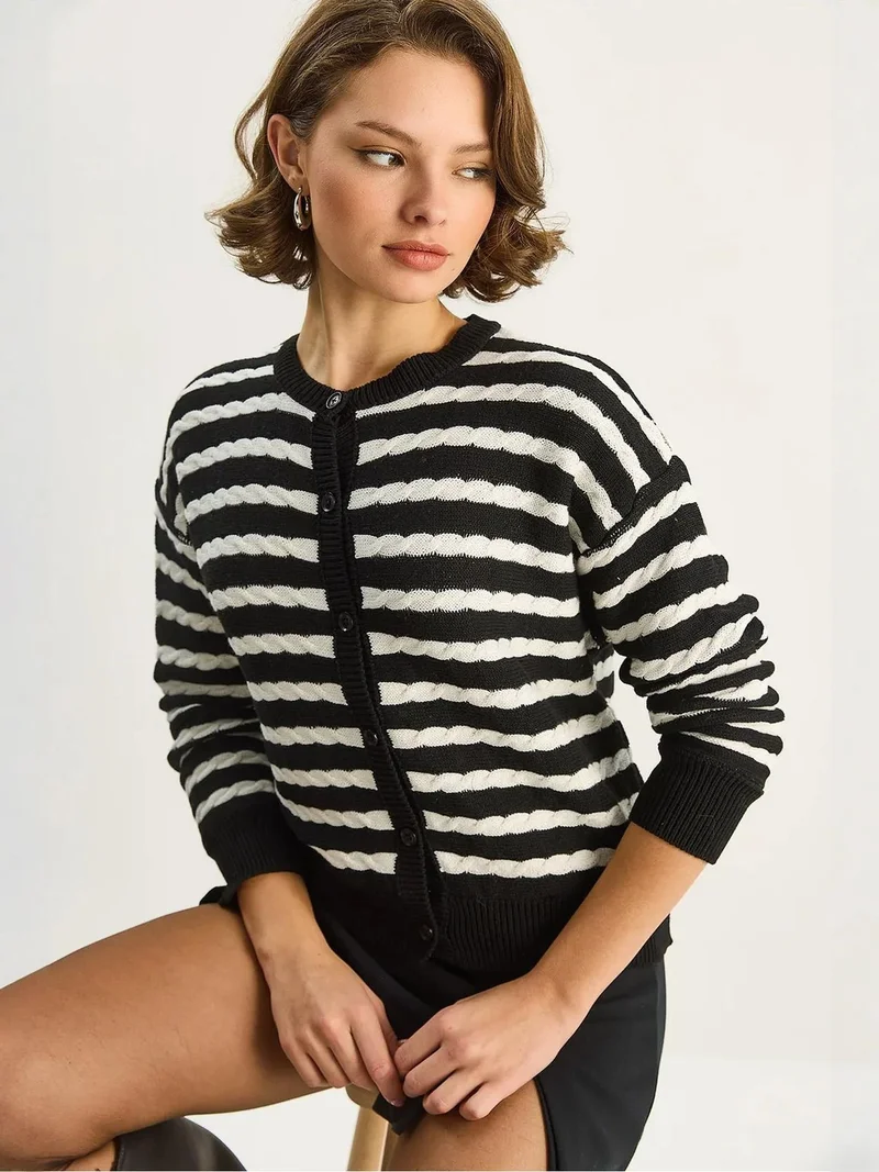 بيانكو لوتشي كارديجان محبوك بتصميم ضفيرة من لوتشي مع أزرار