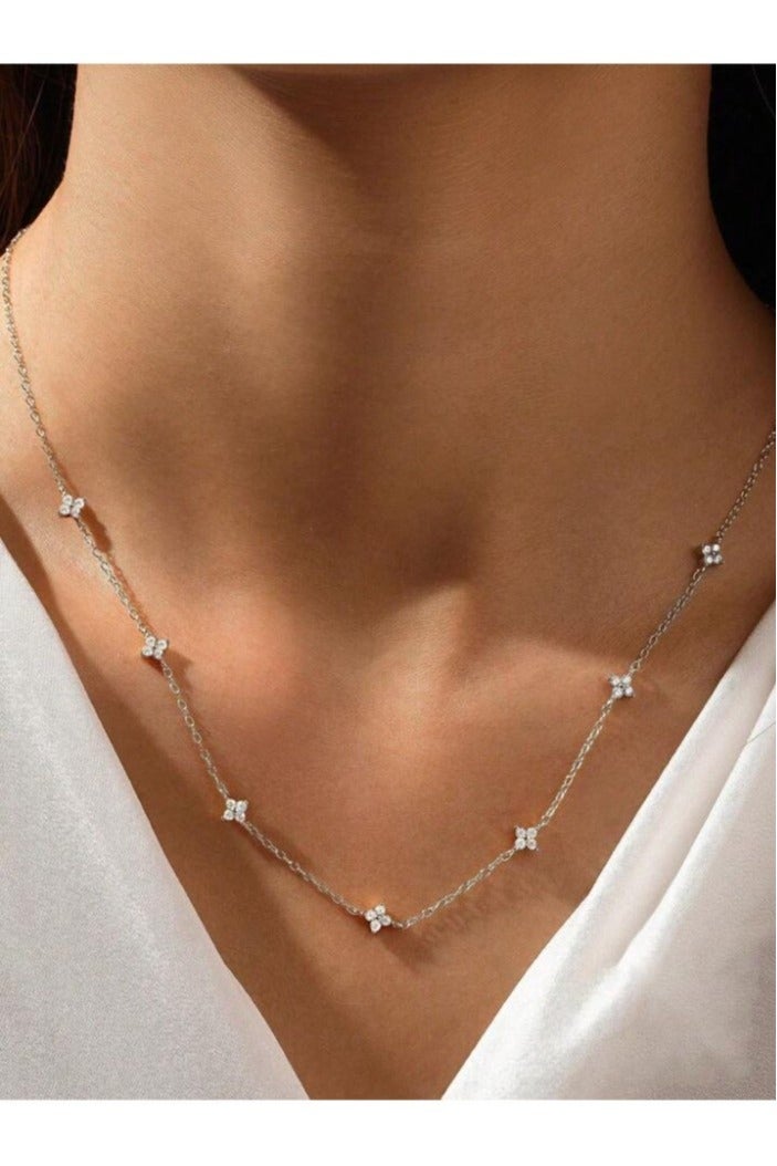 925 ستيرلنغ سيلفر تشارمز سلسال بسبع قلائد فاخرة ناعمة مصنوعة من الفضة الإسترلينية عيار 925 بجودة عالية ودقة شديدة مزينة بكريستالات طبيعية من أحجار الزيركون على شكل زهور رباعية لتعطي مظهرا رائعا للأميرة التي تستحقها - Image 1