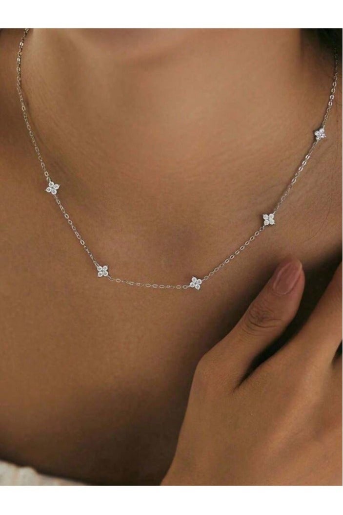 925 ستيرلنغ سيلفر تشارمز سلسال بسبع قلائد فاخرة ناعمة مصنوعة من الفضة الإسترلينية عيار 925 بجودة عالية ودقة شديدة مزينة بكريستالات طبيعية من أحجار الزيركون على شكل زهور رباعية لتعطي مظهرا رائعا للأميرة التي تستحقها - Image 2