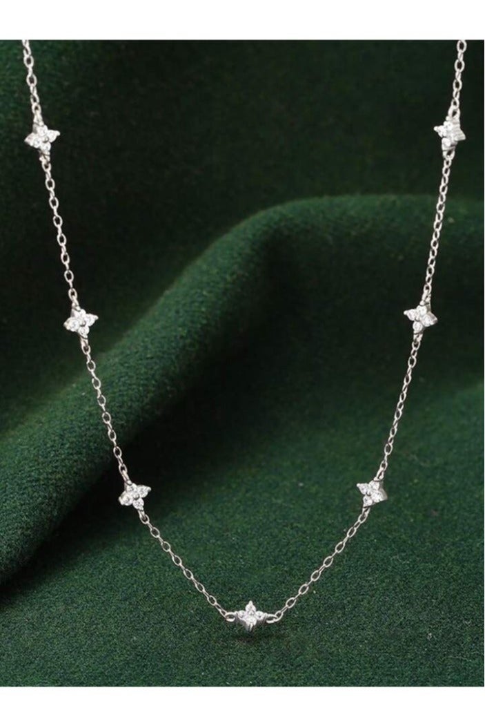 925 ستيرلنغ سيلفر تشارمز سلسال بسبع قلائد فاخرة ناعمة مصنوعة من الفضة الإسترلينية عيار 925 بجودة عالية ودقة شديدة مزينة بكريستالات طبيعية من أحجار الزيركون على شكل زهور رباعية لتعطي مظهرا رائعا للأميرة التي تستحقها - Image 3