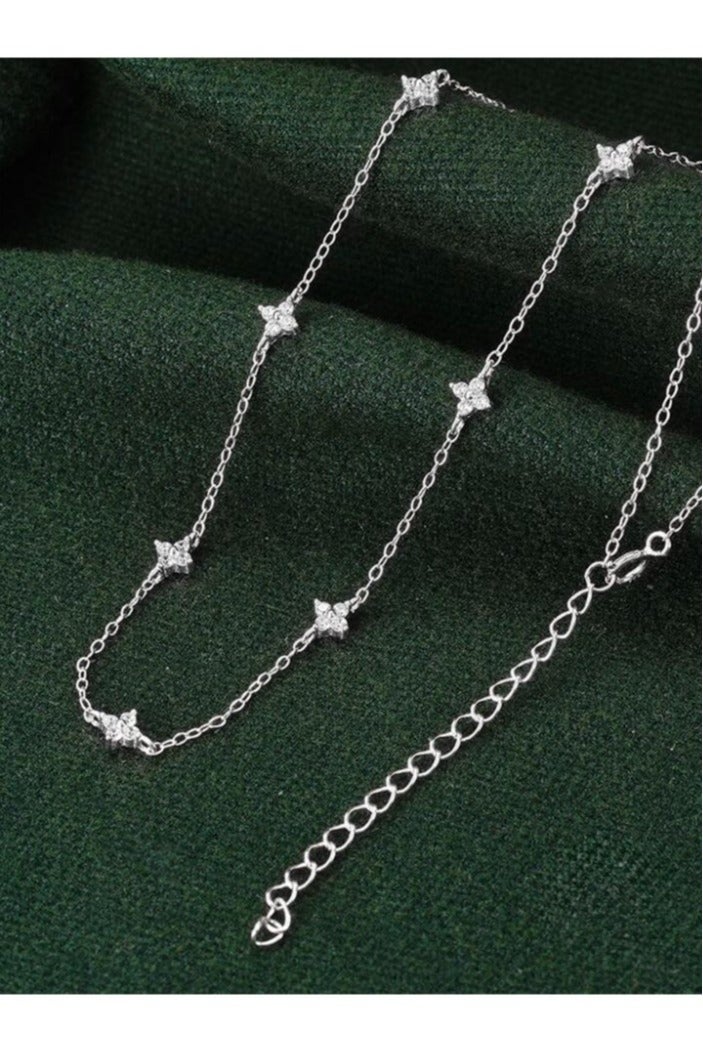 925 ستيرلنغ سيلفر تشارمز سلسال بسبع قلائد فاخرة ناعمة مصنوعة من الفضة الإسترلينية عيار 925 بجودة عالية ودقة شديدة مزينة بكريستالات طبيعية من أحجار الزيركون على شكل زهور رباعية لتعطي مظهرا رائعا للأميرة التي تستحقها - Image 4