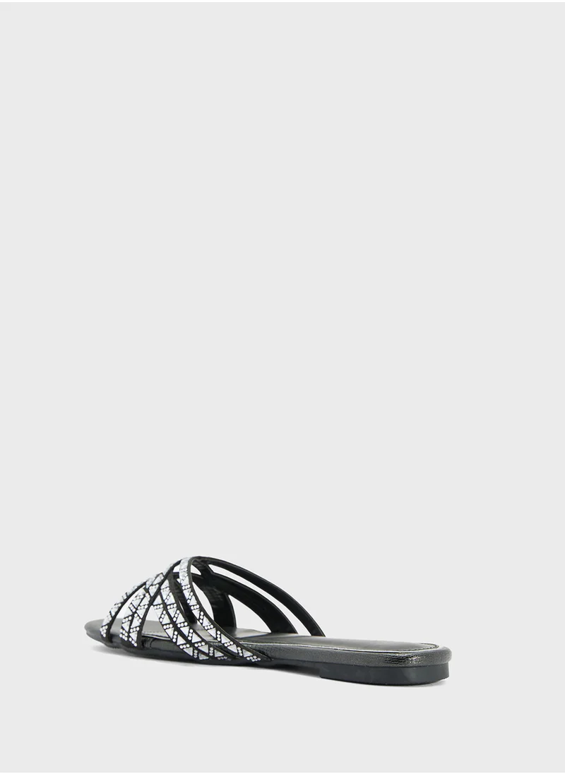 خزانة Studded Flat Sandal