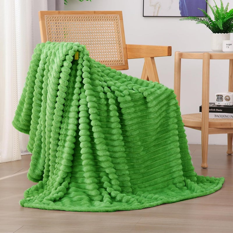 Linecooo بطانية من الصوف باللون الأخضر الزاهي، مقاس 60” × 80”， مناسبة للأريكة أو السرير، ناعمة جدًا ومريحة، مصنوعة من القطن الميكروفيبر مع تصميم خطوط، خفيفة الوزن، مناسبة للبالغين والنساء والفتيات. - Image 1