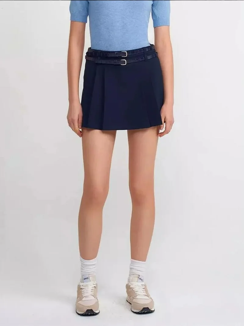 زوبعة تنورة قصيرة بخصر متوسط وطيات مع حزام