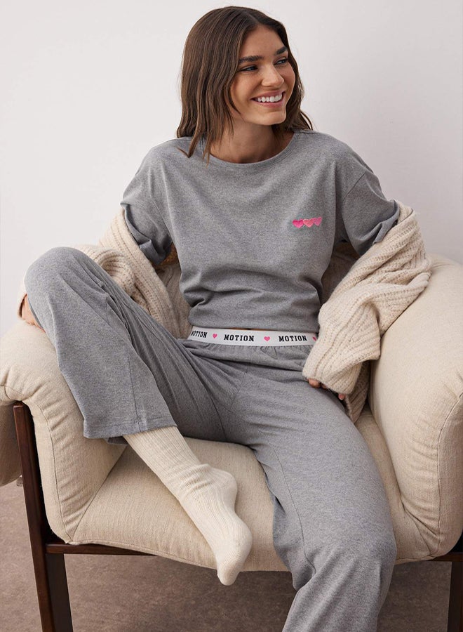 trendyol Gray Melange Heart Embroidered Slogan Print Elastic Knitted Pajama Set - Image 2