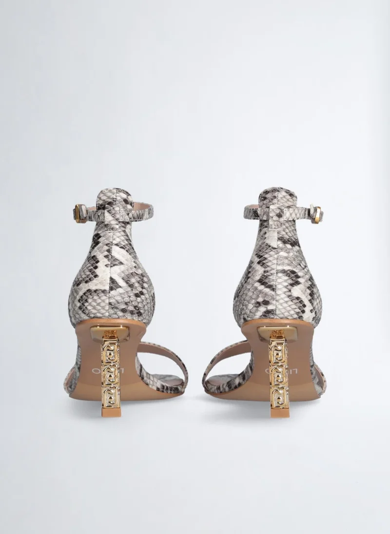 ليو جو صندل بكعب مزيّن بشعار الماركة