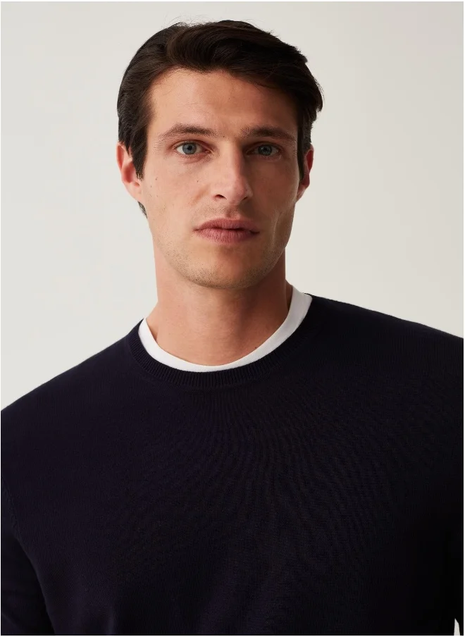 او في اس Round neck pullover