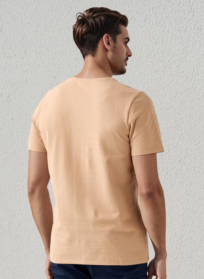 ايكونيك تيشيرت رجالي عصري بقصة ضيقة وأكمام قصيرة وطبعة - Image 3