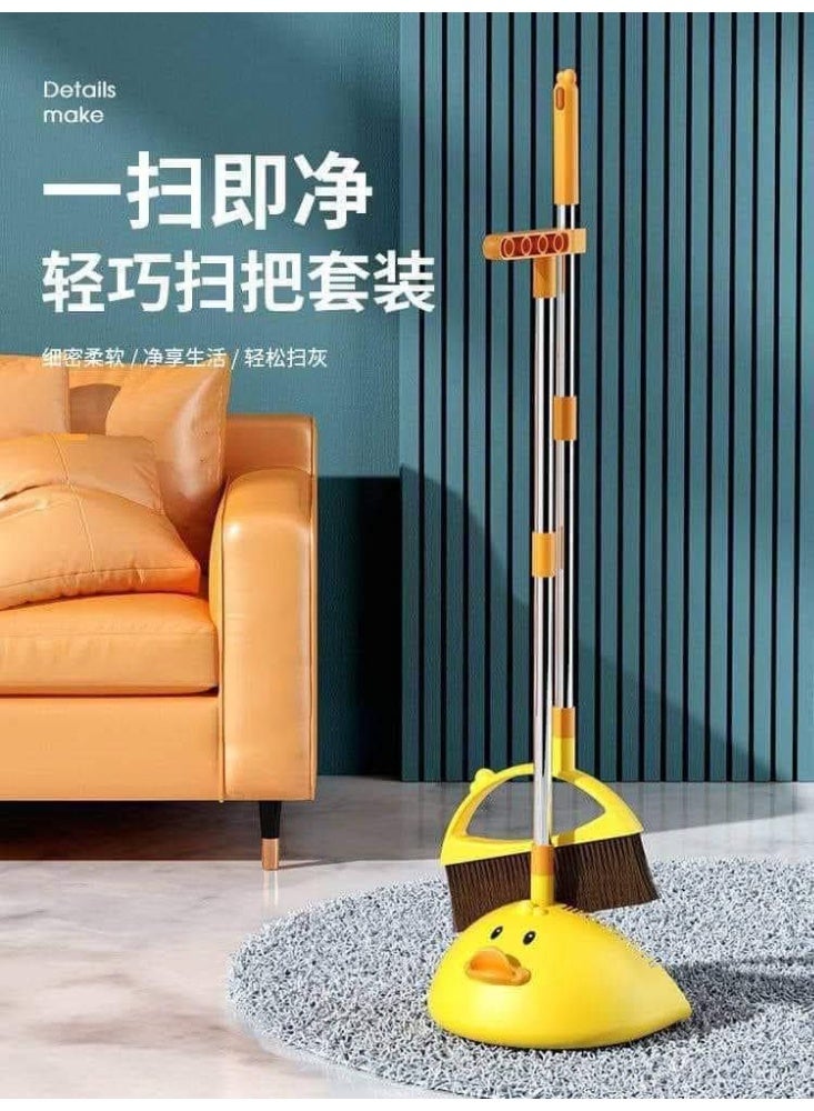 طقم مكنسة وجاروف بتصميم بطة كرتونية لطيفة للأطفال مع يد طويلة وشعيرات ناعمة لتنظيف ممتع وسهل - Image 1