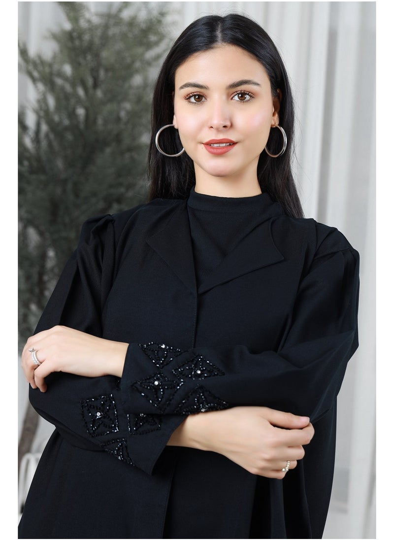 ألوان الجمال عباية باللون الأسود مميزة بتطريز أسود على الأكمام  - Image 4