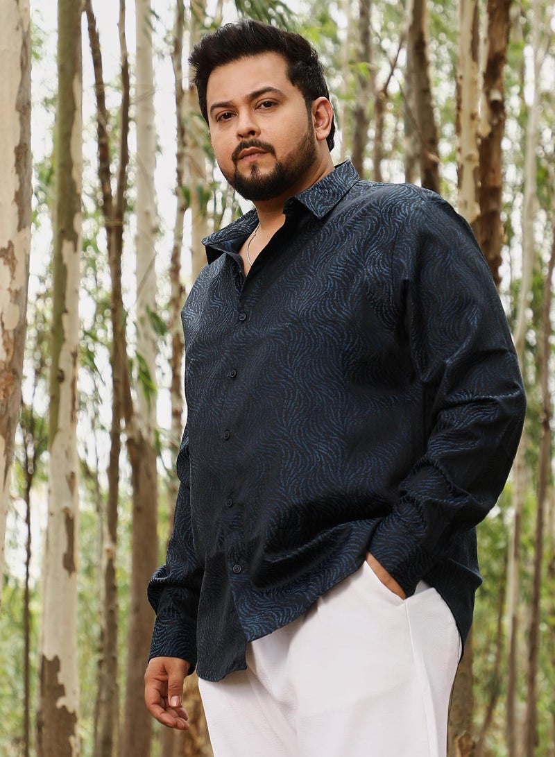 انستافاب بلس قميص رجالي أزرق داكن بنقوش جاكار متباينة - Image 3